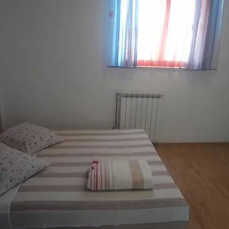 With A Parking Space Valica, - 7122 אומאג