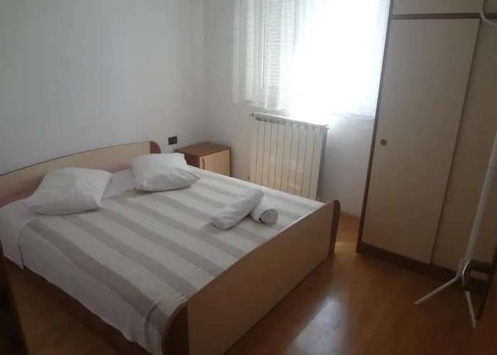 With A Parking Space Valica, - 7122 * 우마그